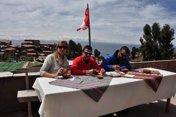 Almoçando com nossos amigos espanhóis a céu aberto em restaurante na ilha Taquile, no lago Titicaca, no Peru